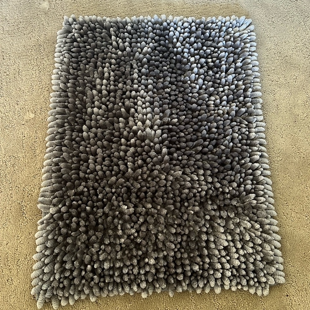 GRAY BATH MAT